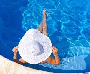 Studex_woman_in_pool